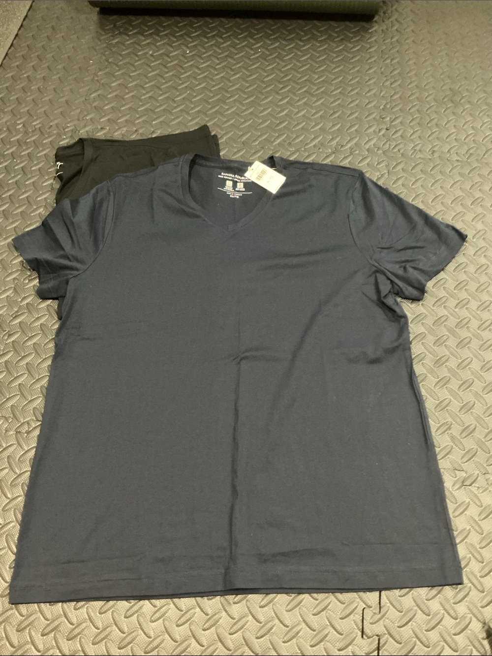 NWT Bundle 3 Banana Republic Men's V-Neck Tees — Black, Navy, Olive